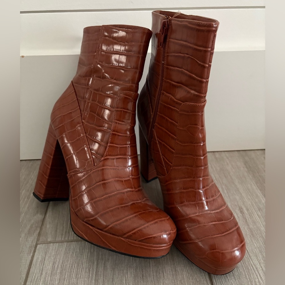 Faux Alligator Skin Brown Zipper Ankle Boots Size 7